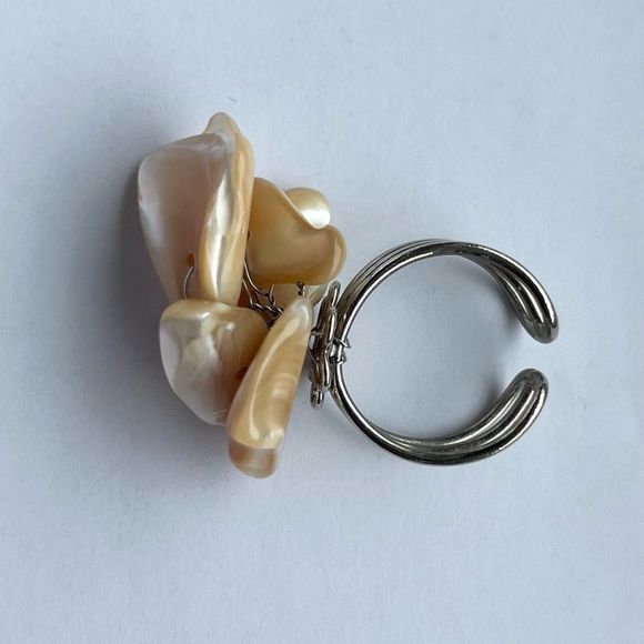 Shell ring expandable to fit most toes or fingers - Picture 2 of 8